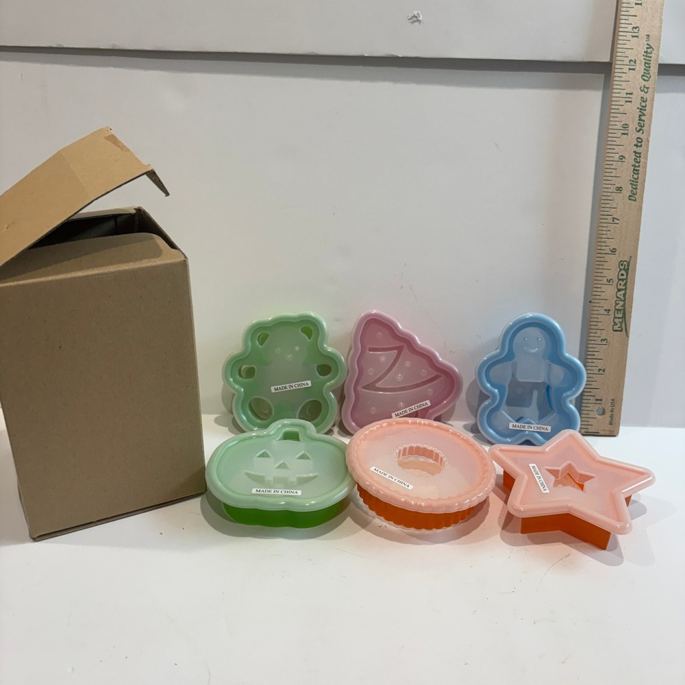 Set of 6 Plastic Sandwich and Crust Cutters Holiday Shapes Pumpkin Star Bear